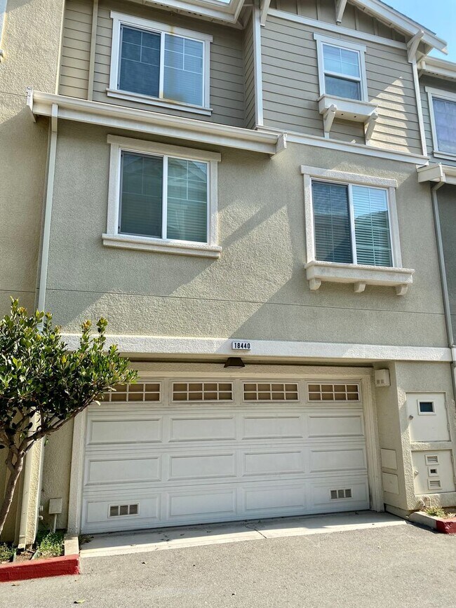 Foto del edificio - Modern Tri-Level Townhouse