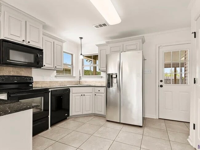Foto del edificio - 25271 Black Lake Ave
