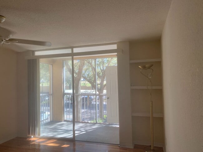 Foto del edificio - 8939 Latrec Ave