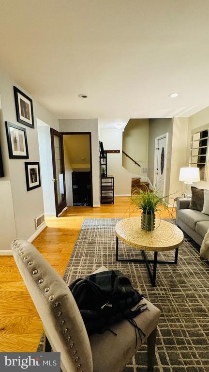 Foto del edificio - 1111 Dennis Ave