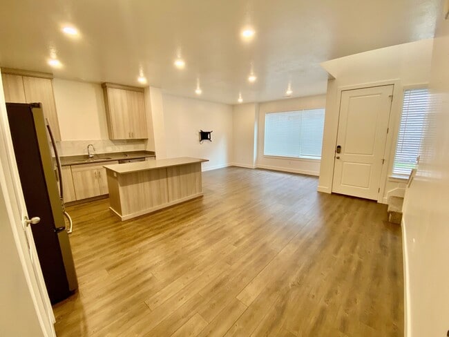Building Photo - 428 W 40 S