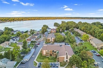 Building Photo - 855 S Pontiac Trail