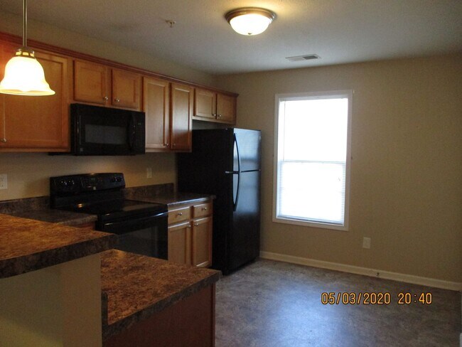 Building Photo - AVAILABLE NOW! - 2 bedroom 2 bath condo on...