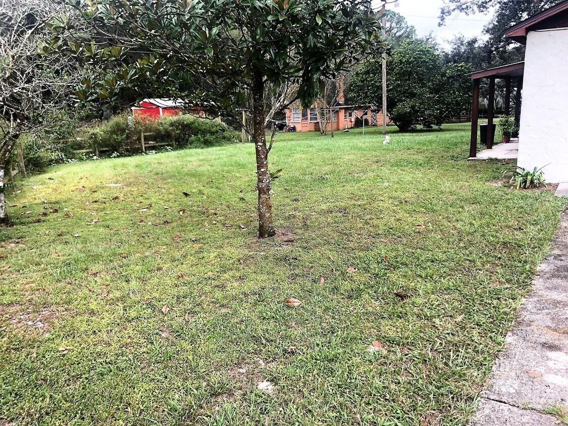 Building Photo - HUGE 1BR/1BA Dade City Duplex NO APPLICATI...