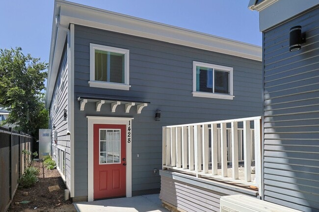 Building Photo - 1426 W 27th St