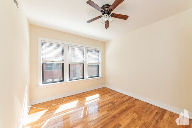 Foto del edificio - 3521 N Racine Ave