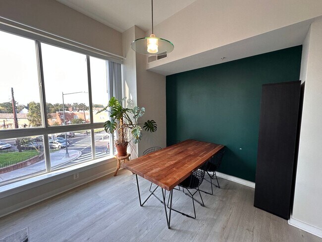 Foto del edificio - Lovely 1 BR/1 BA Loft-Style Apartment in 1...