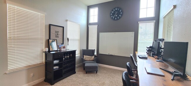 Building Photo - Gorgeous Serrano Home!
