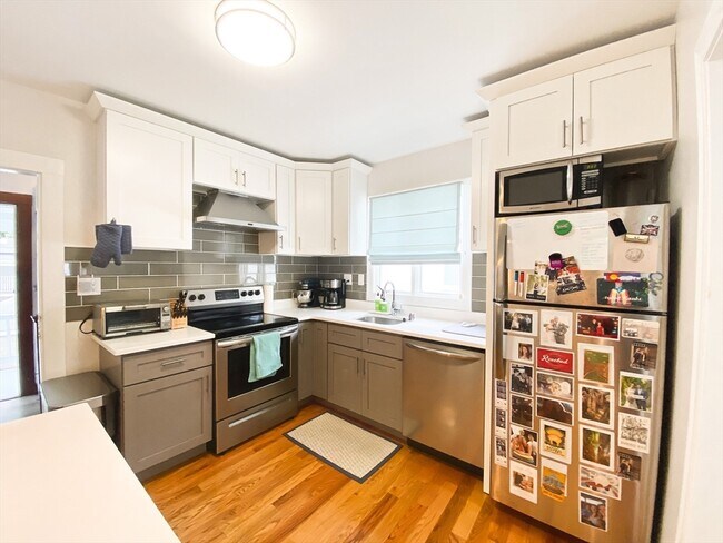 Building Photo - 65 Thorndike St