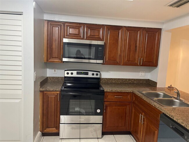 Foto del edificio - 8843 Springtree Lakes Dr