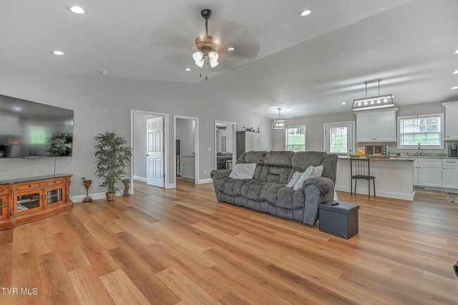 Foto del edificio - Almost New 3BR Home – Modern Living Close ...