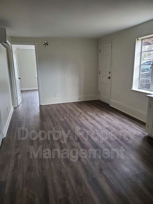 Building Photo - 910 S Crest Dr