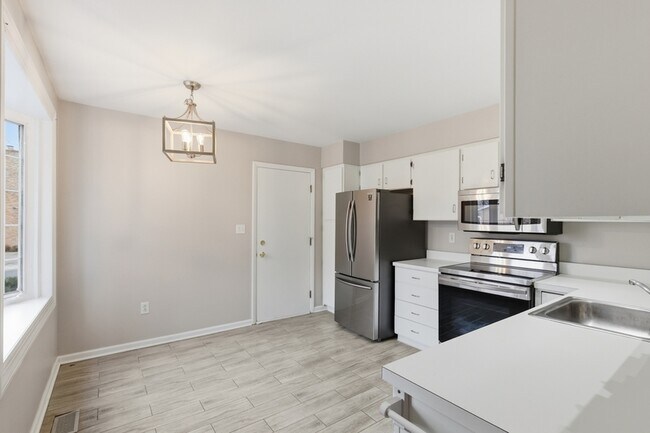Building Photo - 752 Ticonderoga Ave