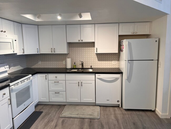 Building Photo - Newly Renovated 1 Bedroom 1 Bath Condo in ...