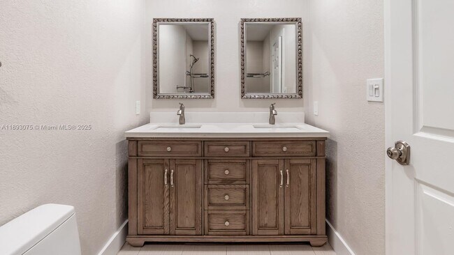 Foto del edificio - 740 Beachwood Ln