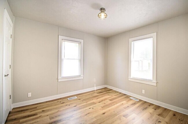 Foto del edificio - 2 bed 1 bath MOVE-IN READY & SO CUTE