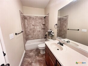 Building Photo - 2213 Garden Gate Cir