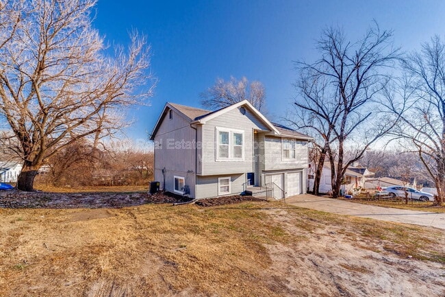 Building Photo - 3711 N Lydia Ave