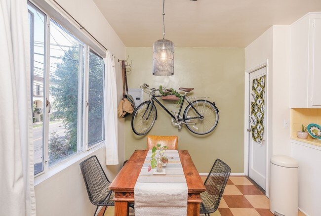 Interior Photo - 1037 Sanborn Ave