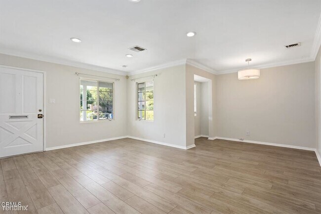 Building Photo - 3 br, 1.5 bath House - 400 San Antonio Rd