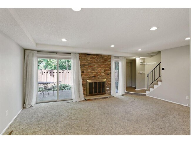 Foto del edificio - 4413 Cedar Lake Rd S