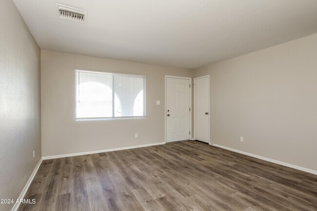 Foto del edificio - 4045 E Joan De Arc Ave