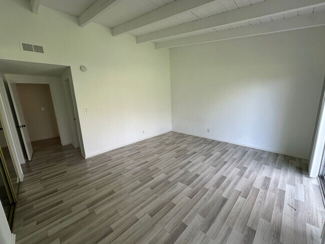 Building Photo - Beautiful 2 bedroom, 2 bathroom condo in d...