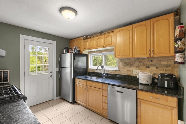 Building Photo - 5 Robinlea Cir