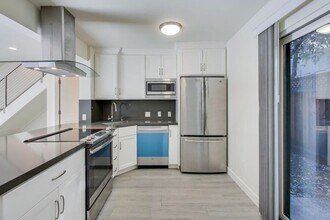 Building Photo - 1662 Hollenbeck Ave