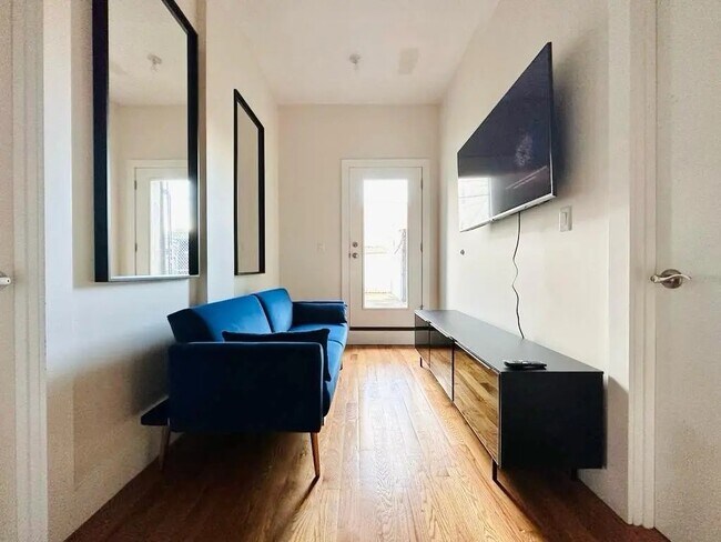 Foto del edificio - Furnished room/NOT APARTMENT