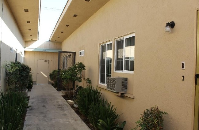 Building Photo - 400 E Imperial Hwy