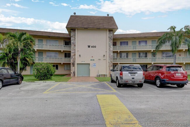Foto del edificio - 400 Village Green Cir W
