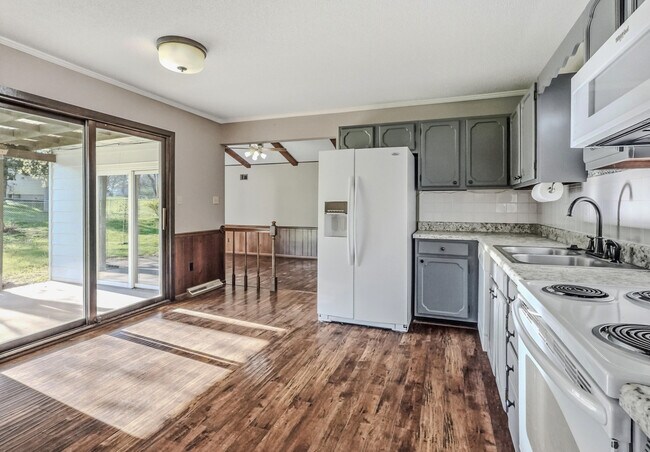 Building Photo - 2212 Rose Dr