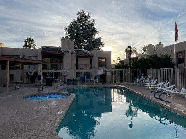 Building Photo - Bright & Sunny Vaulted ceiling 2 bedroom c...