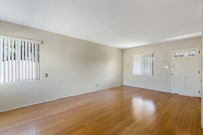 Living #3 - 738 Santa Barbara St