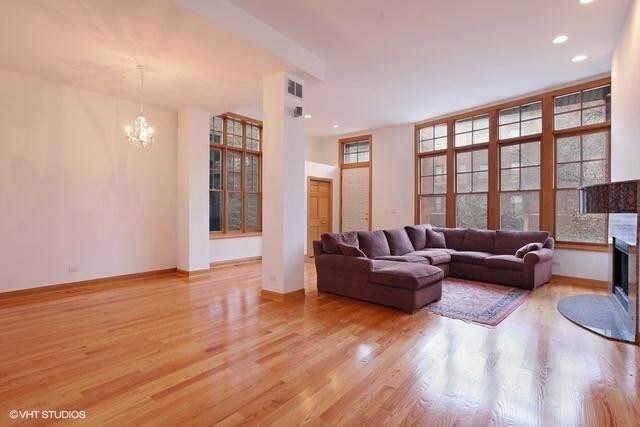 Building Photo - 6 bedroom in Chicago IL 60657