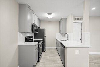 Building Photo - 2201 Fountain View Dr