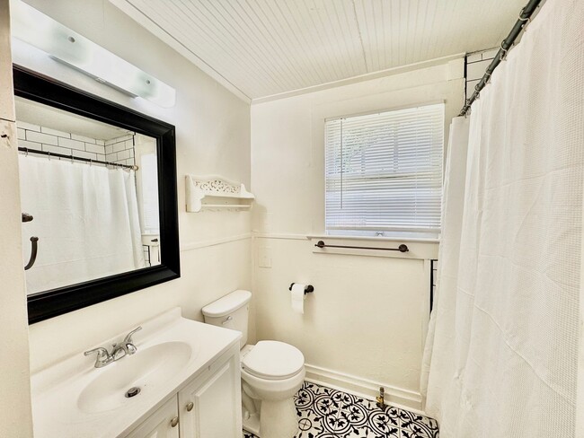 Building Photo - 1 Bedroom Duplex In Capital Heights