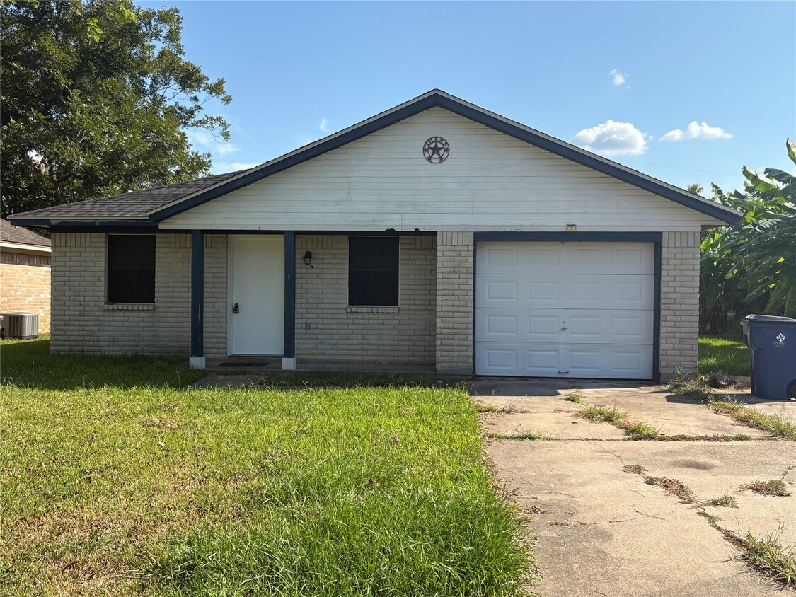 Primary Photo - 446 Carlton St
