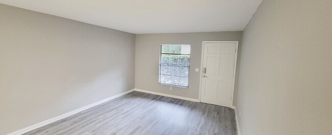Building Photo - Renovated 2 Bedroom / 1 Bathroom Apartment...