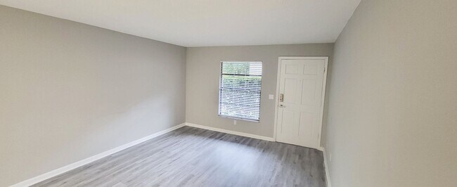 Foto del edificio - Renovated 2 Bedroom / 1 Bathroom Apartment...