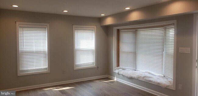 Building Photo - 7894 Lakecrest Dr
