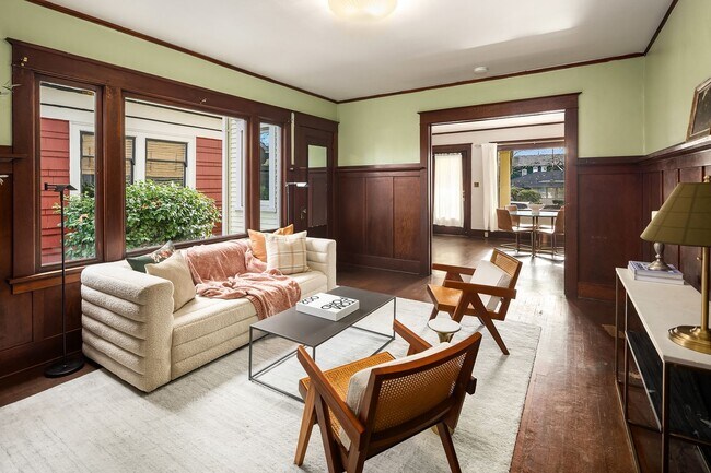 Building Photo - Charming 1 Bedroom  Downstairs Unit****COMING SOON***