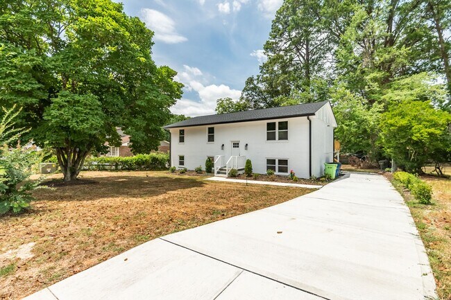 Building Photo - 6-bedroom, 3-bath home in North Raleigh