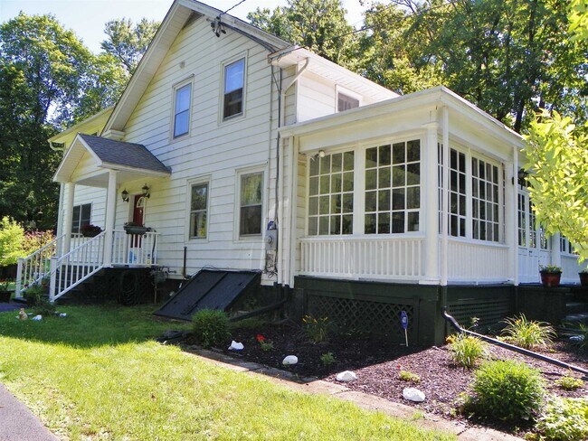 Building Photo - 40 Delavergne Ave