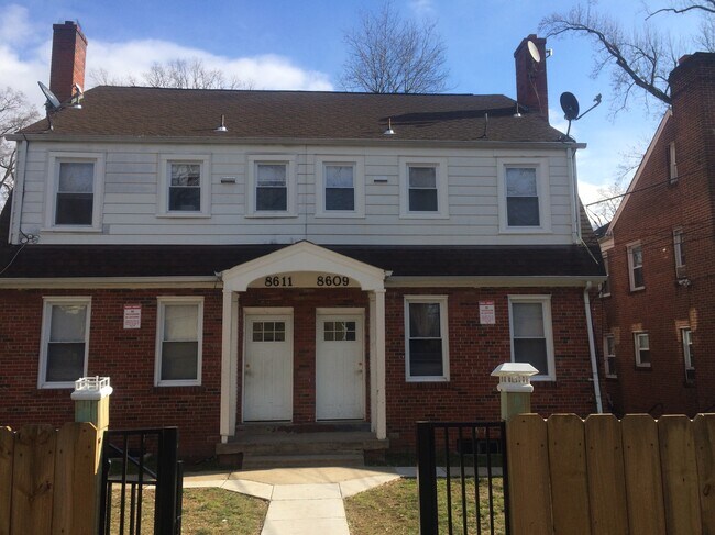 Foto del edificio - 8611 Flower Ave