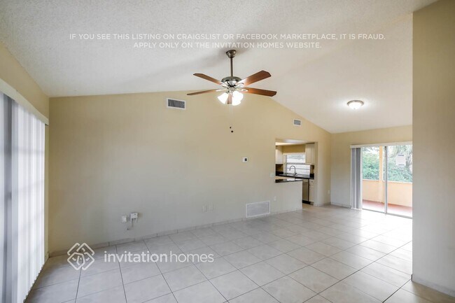 Foto del edificio - 350 NW 99th Way