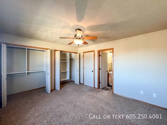 Building Photo - 3 Bedroom 2 Bathroom Townhome w/ a Double ...
