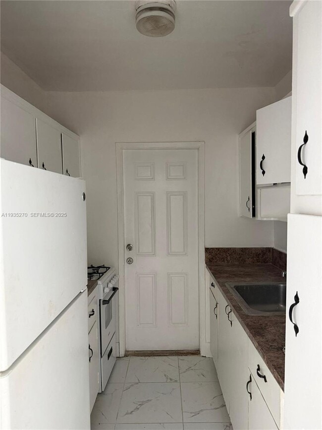 Foto del edificio - 7730 Dickens Ave