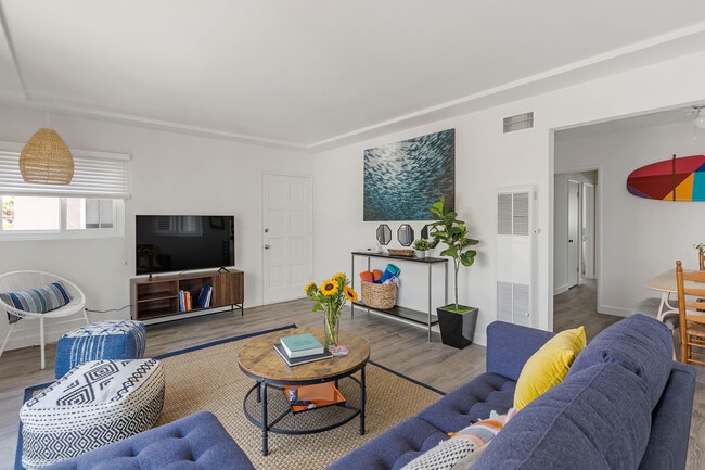 Building Photo - 322 27th St